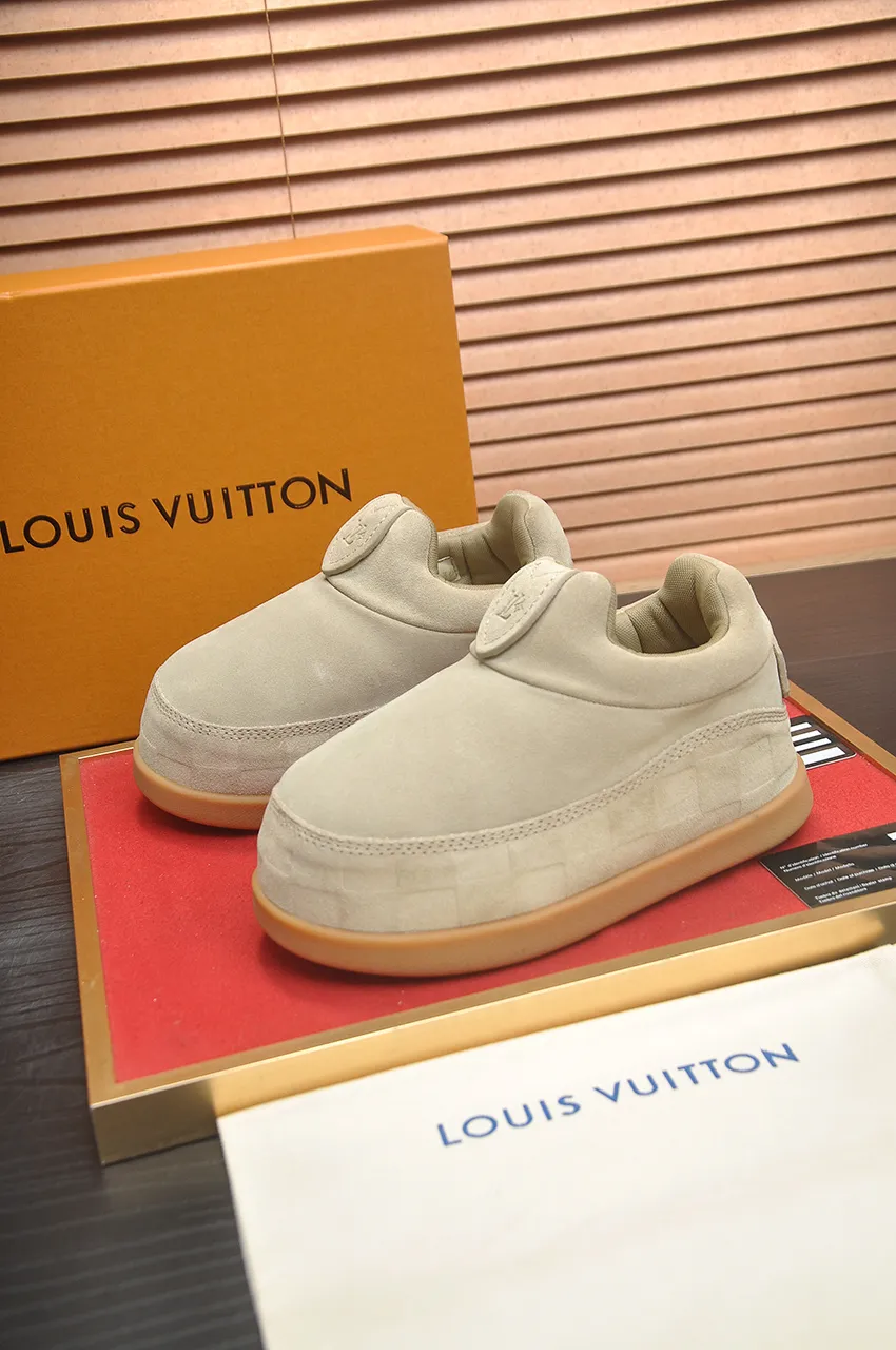 Men's men's shoes💰700💶 🔥New style🔥 LV co-branded nigo, ugly and cute😍Many Internet celebrities have put on their shoes, classic and versatile items.  ❄️Fabric: Imported high mercerized cow suede. ❄️Inner lining: high-grade elastic mesh, ❄️Outsole: original molded outsole, palm print rubber outsole with hidden L letter and Monongram flower ❄️Size: Female 35-41 (Female 41 customized), Male 39-46 (45-46 customized)